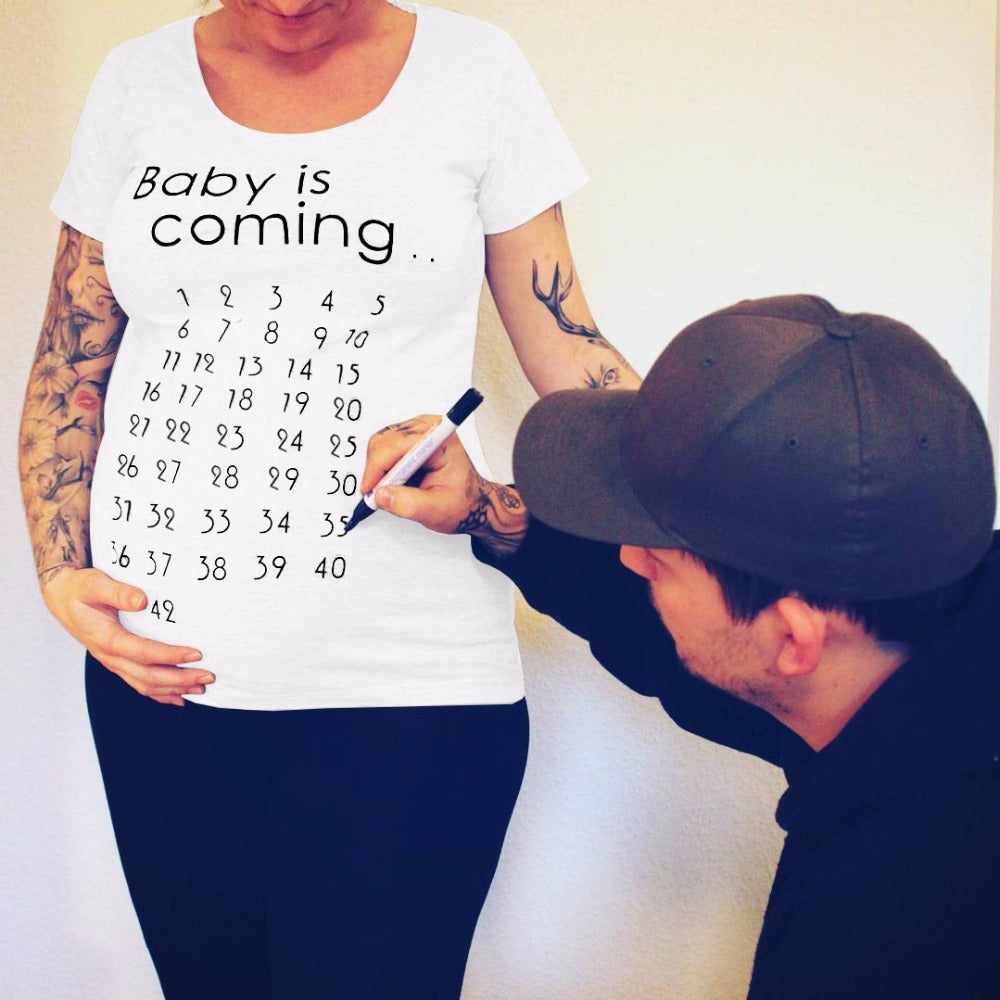 T-shirt Grossesse "Baby Is Coming" – Coupe Confortable