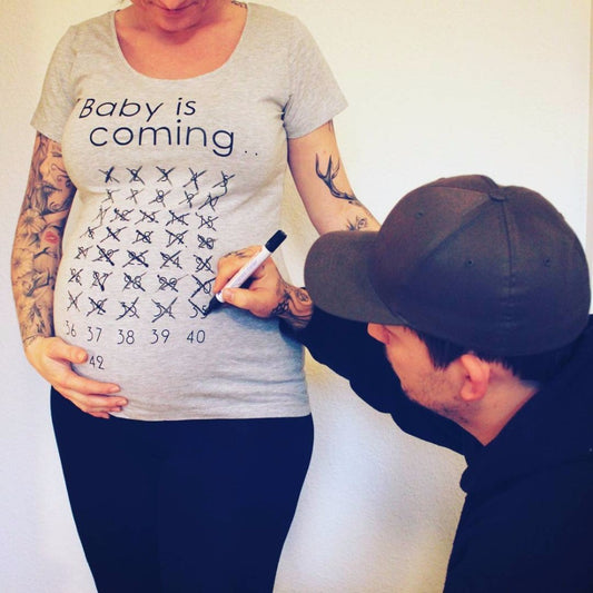 T-shirt Grossesse "Baby Is Coming" – Coupe Confortable