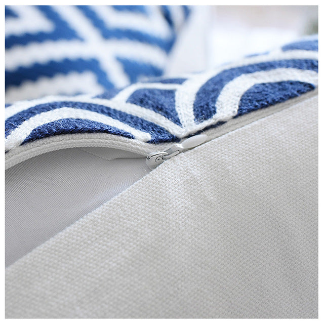 Housse de Coussin Brodée – Style Classique 45×45 cm